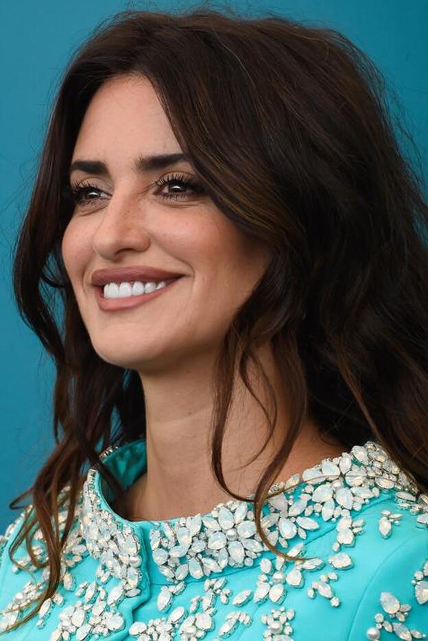 Penélope Cruz lleva el moño messy más fácil de hacer que rejuvenece al instante (y que ya le vimos en 'Volver' hace 15 años)