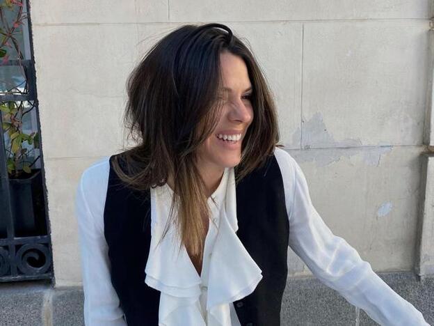 Chaleco rebajado de Massimo Dutti y vaqueros de Zara que estilizan: El look de diez de Laura Matamoros