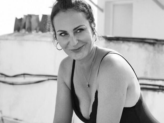 El truco de Ana Milán para disimular la frente y rejuvenecer 10 años es un gesto muy fácil de hacer en cualquier peinado