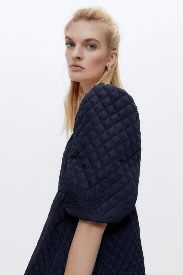 Uterqüe nos hace caer rendidas ante el tejido acolchado con una minifalda y un vestido súper favorecedores