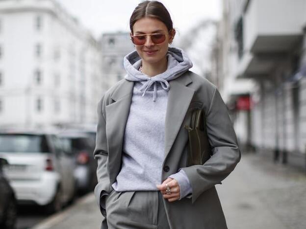 Si buscas una sudadera canguro básica para looks de calle cómodos y con estilo, en lo nuevo de Pull&Bear hay una que cuesta menos de 20 euros y está disponible en 8 colores