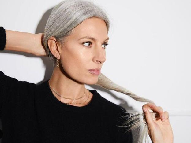 El pelo gris es tendencia en 2021: con canas o sin ellas, consigue el color de la temporada con el que puedes quitarte años