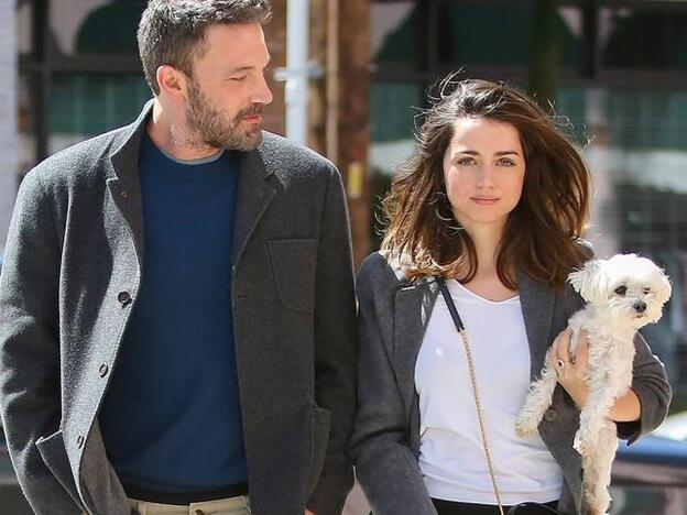 Un breve matrimonio, un compromiso fugaz y una ruptura pandémica: así ha sido la curiosa e intensa vida amorosa de Ana de Armas