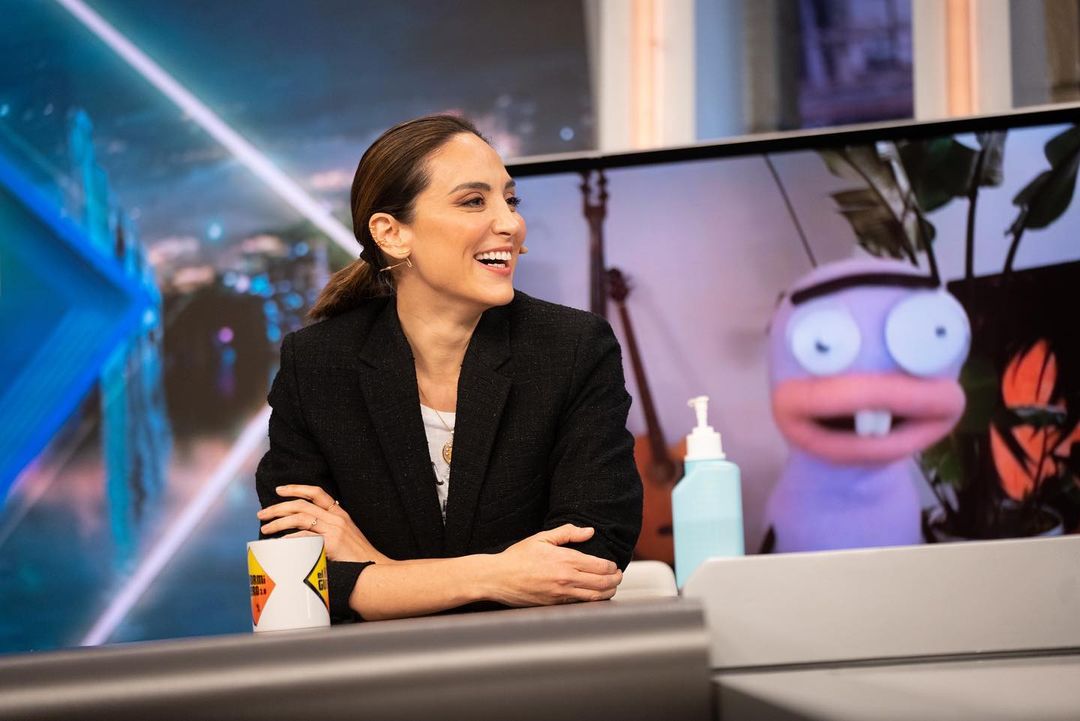 Tamara Falcó ha encontrado la chaqueta que mejor queda con vaqueros (y nosotras clones baratísimos en las rebajas de Zara y Mango)