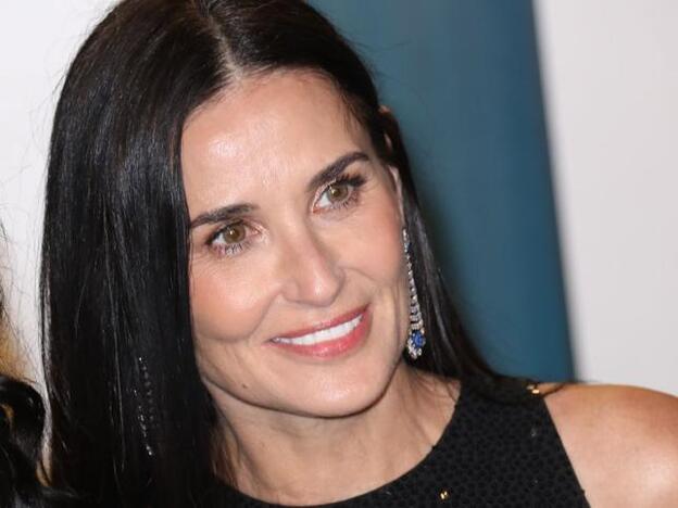 ¿Qué se ha hecho en la cara Demi Moore? La actriz aparece irreconocible en el desfile de Fendi