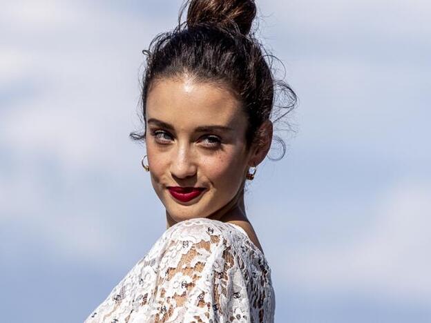 El corte de pelo shaggy con flequillo de María Pedraza que demuestra que es la opción que mejor queda si tienes el pelo rizado