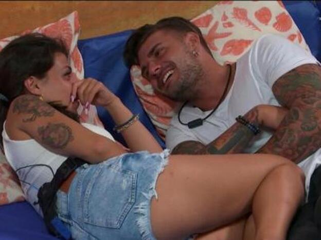 La isla de las tentaciones 3 lo deja claro: Lola tonteando con Simone y llorando por su perro y no por su novio Diego es la prueba de desamor definitiva