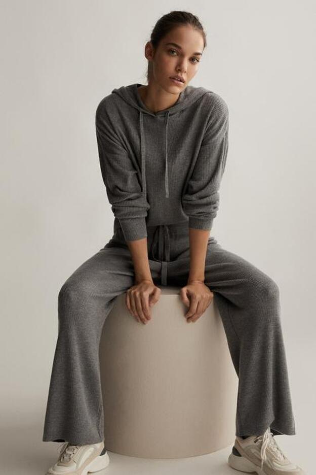 Cómodos, bonitos y súper baratos: así son los conjuntos de punto de pantalón y jersey de la nueva colección de Oysho que están arrasando