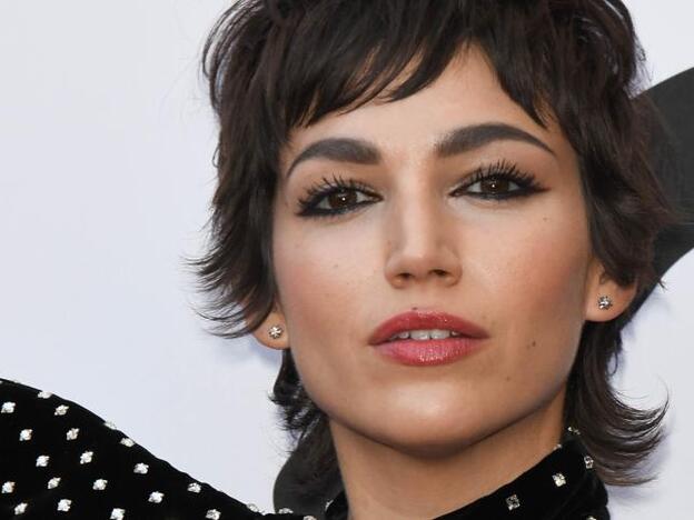 Úrsula Coberó retoca su nuevo corte de pelo con flequillo con unas mechas rubias oscuro que serán tendencia esta primavera