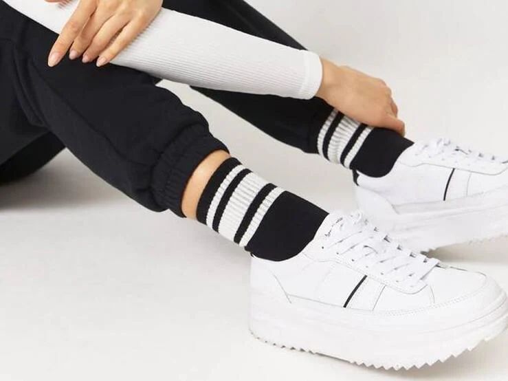 travesura En detalle símbolo Fotos: Cómodas y fáciles de combinar: estas sneakers blancas son las más  bonitas (y baratas) de la temporada | Mujer Hoy