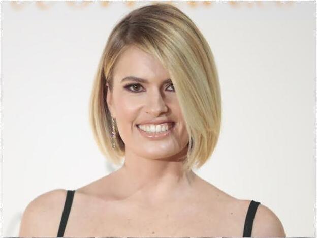 Adriana Abenia le roba el abrigo a su marido (y nos encanta lo que hace con él)