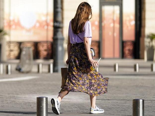 Esta falda midi de Lefties muy barata es perfecta para llevar con zapatillas o botines en primavera