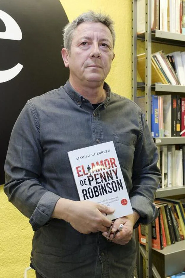 Alonso Guerrero en la presentación de su novela en 2018.