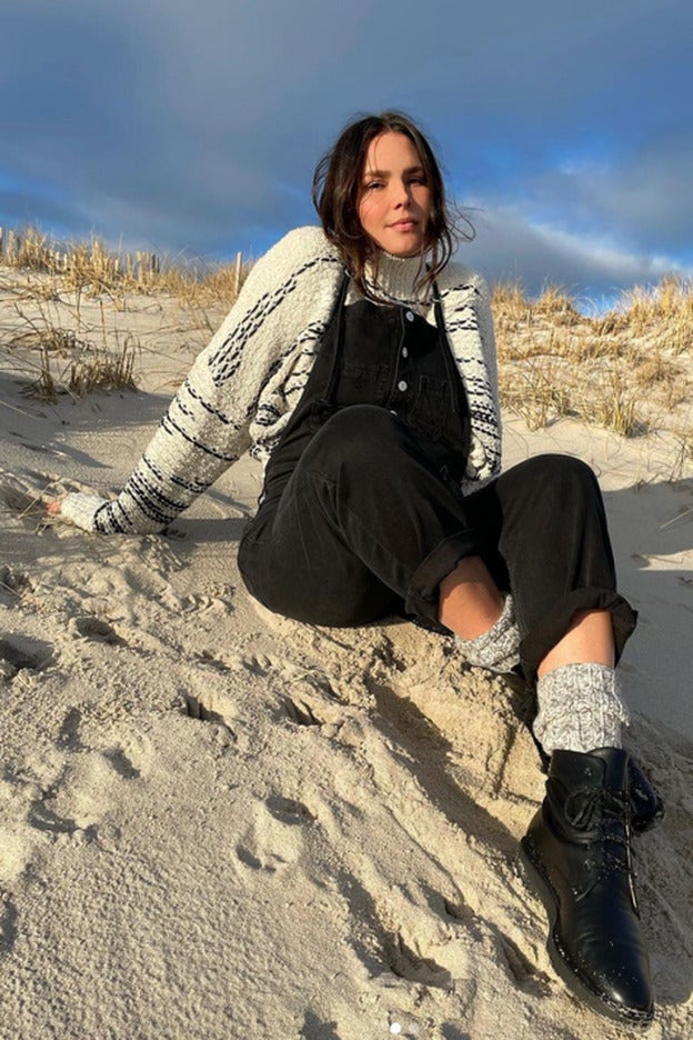 Si no te diste el capricho de un peto negro, es el momento: Violeta lo tiene en sus rebajas en talla grande por menos de 20 euros