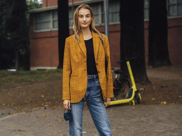 El original vaquero de cintura asimétrica de lo nuevo de Stradivarius que estiliza la figura y ya se está agotando