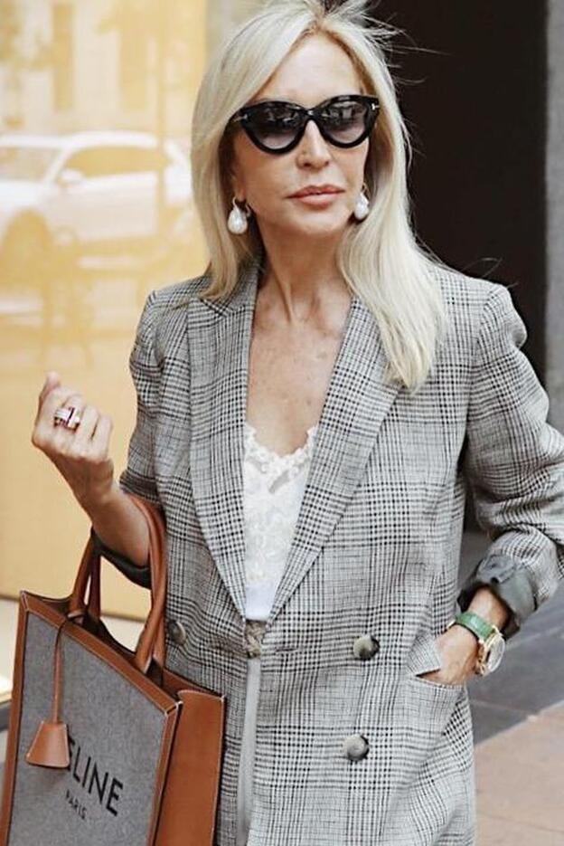 Le copiamos la blazer de cuadros a Carmen Lomana: porque es tendencia y sienta bien a cualquier edad