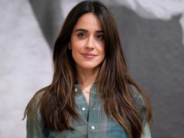 Flequillo recto y el color perfecto para iluminar el pelo castaño oscuro, así es el cambio de look de Macarena García