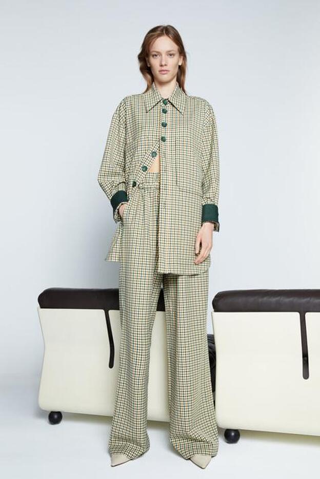 Uterqüe apuesta por los cuadros para un estilismo impecable con prendas que vas a combinar con todo