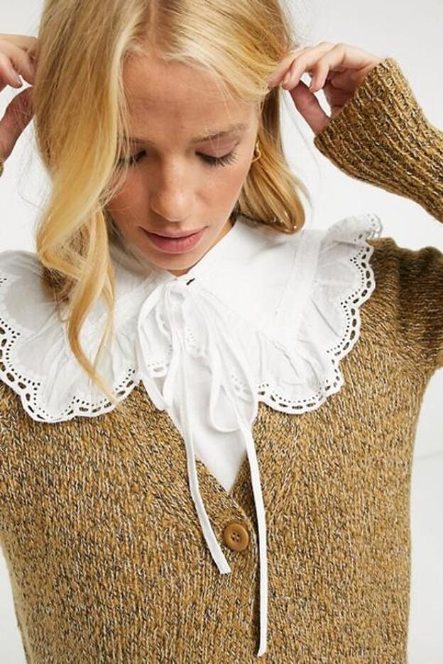 Sfera tiene un cuello de encaje rebajado que ya sabemos cómo combinar gracias a Carmen Lomana