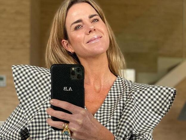 Jersey de Uterqüe y los vaqueros tendencia que hacen tipazo: el look más favorecedor de Amelia Bono