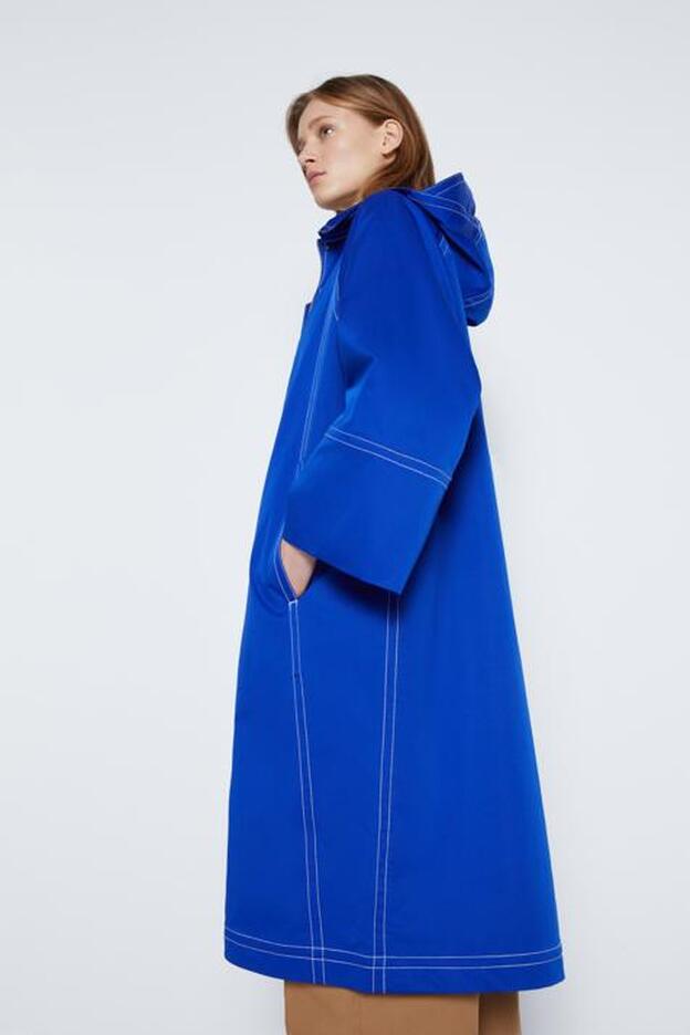 La parka por la que no te va a importar amanecer con otro día lluvioso está en Uterqüe