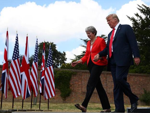 Por fin sabemos por qué Donald Trump cogió de la mano a una aterrada Teresa May (y lo que hizo ella cuando logró soltarse)