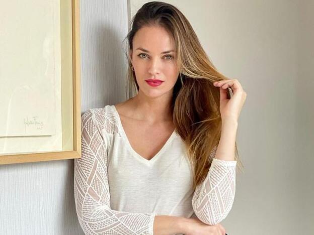 Estos pantalones negros flare de Massimo Dutti son los que mejor sientan y los que más te pondrás, palabra de Helen Lindes