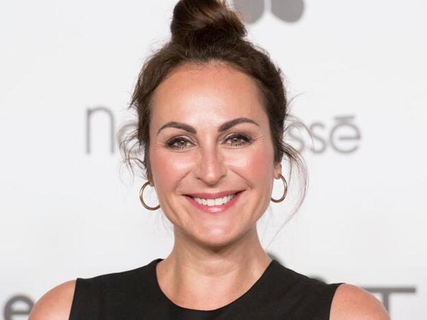 El traje azul rebajadísimo de Ana Milán que demuestra que este look es el más acertado (y el que mejor queda) vayas donde vayas