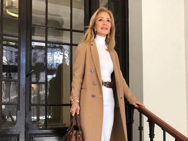 Carmen Lomana lleva las botas negras made in Spain que mejor sientan (y rejuvenecen) con vestidos o faldas ¡y están rebajadas!