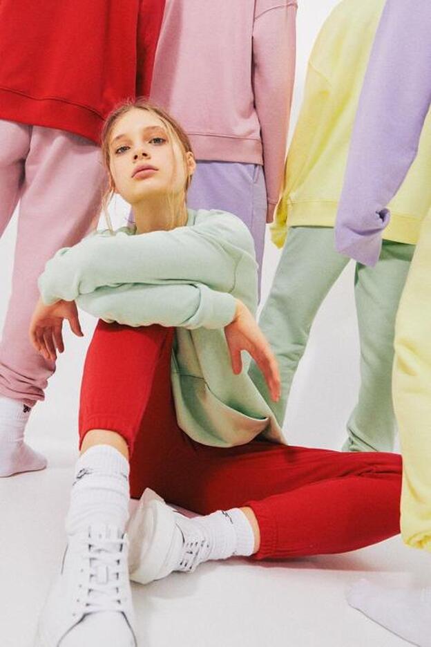 Este conjunto de Pull & Bear de jogger y sudadera disponible en cinco llamativos tonos es súper cómodo y favorecedor