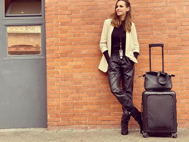 Eva González tiene los botines de tacón cómodo que mejor quedan con sus pantalones de Zara favoritos