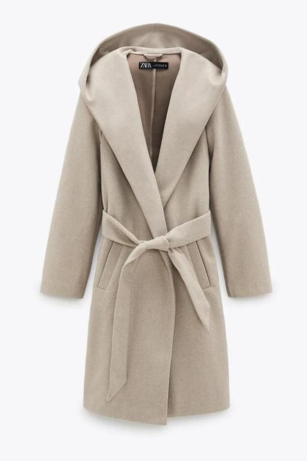 Abrigo capucha en beige vigoré de los Special Prices de Zara. Ref. 3046/041. Rebajado de 39,95 euros a 19,99 euros.