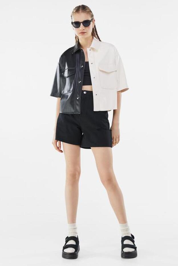 Bershka se ha adelantado a la tendencia que va a arrasar la próxima temporada con un look en blanco y negro que no vas a querer quitarte