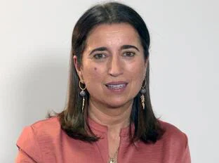 Luisa González, la mujer que quiere presidir la Organización Médica Colegial