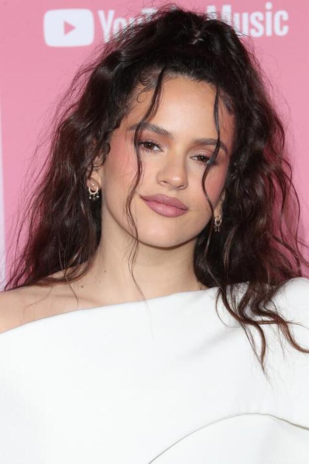 Rosalía deslumbra en su último videoclip con un peinado messy con rizos rejuvenecedor que le vamos a copiar ya mismo
