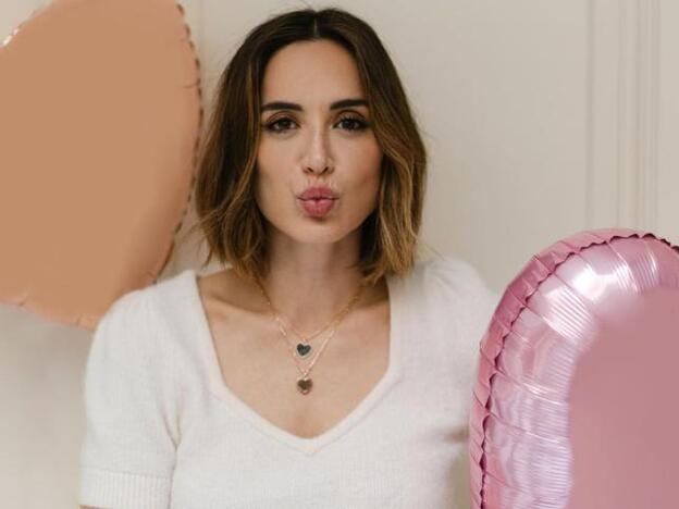 Botas altas y gabardina, el look con truco de Tamara Falcó que puedes comprar en Mango y H&M