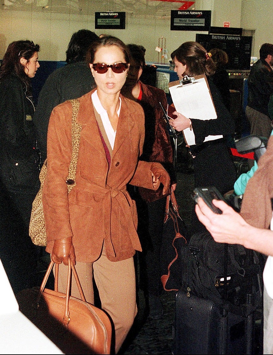 Isabel Preysler ya lo llevó antes que tú: sus 10 looks más rejuvenecedores con las prendas tendencia de la temporada