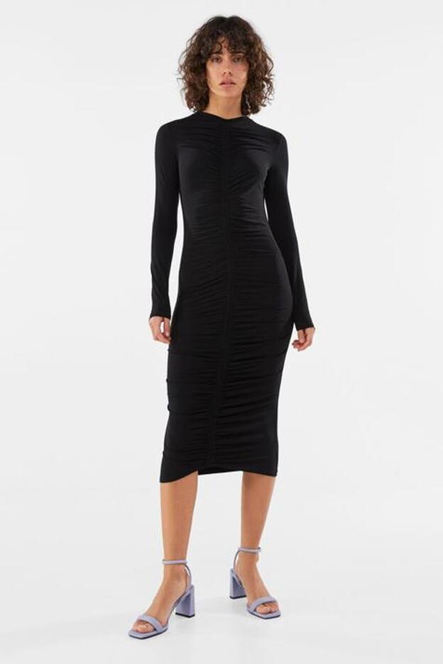 Si buscas un vestido infalible y a buen precio en Bershka, tienes uno que además sienta de maravilla