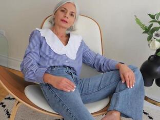 Blusa de rayas, vaqueros que adelgazan y sandalias lilas de Mango: el look de esta influencer de más de 50 nos ha hecho soñar con el buen tiempo