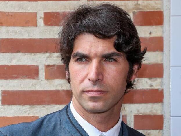 Dos matrimonios (Blanca Romero y Eva González), dos escándalos (y acusaciones de infidelidad), pero su reputación sigue intacta: nadie torea la tormenta del amor como Cayetano Rivera