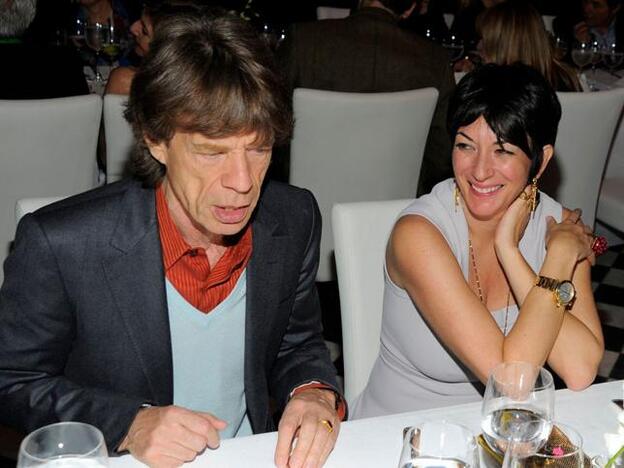 Caso Epstein: así eran las famosas fiestas de Ghislaine Maxwell (a las que acudían los Trump y los Rolling Stones) que acababan siempre con chicas desnudas y orgías cutres