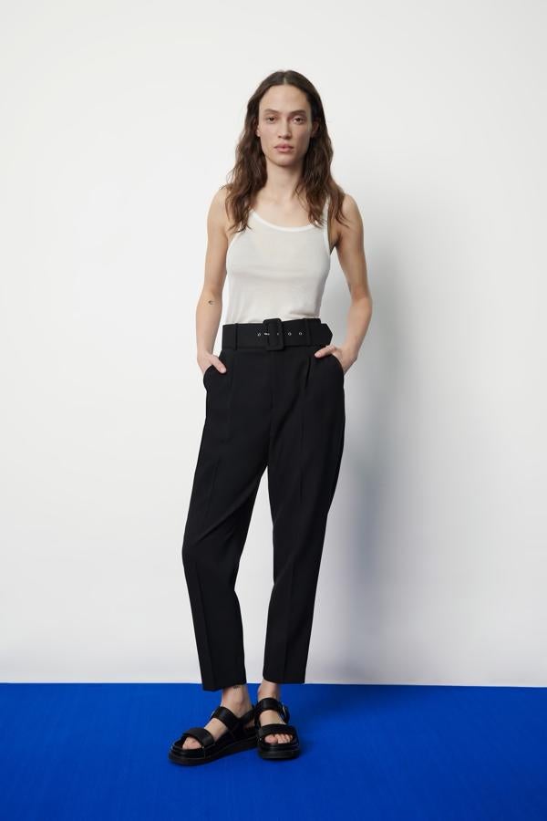 El truco definitivo para conseguir un look que estiliza de verdad es un pantalón ancho y de talle alto