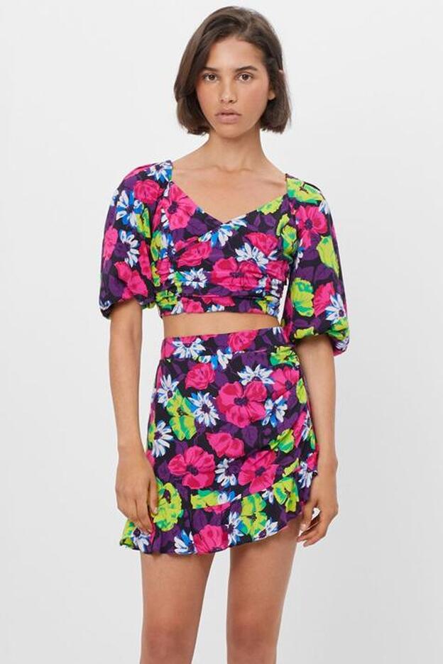 Este conjunto de top y falda de flores de Bershka cuesta menos de 7 euros, hace tipazo y alarga las piernas