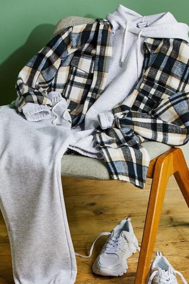 Conjunto de jogger y sudadera de punto y sobrecamisa de cuadros: ficha el look más cómodo y copiado de Primark