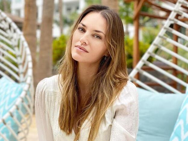 Helen Lindes tiene los botines de Zara de tacón cómodo más ponibles del momento (y quedan de maravilla con vestidos)