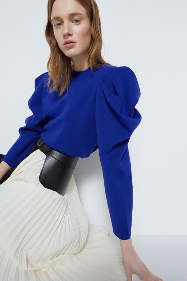 Este jersey azul de Uterqüe con mangas abullonadas, hombreras y súper favorecedor va a elevar todos tus looks, lleves falda o pantalón