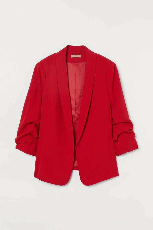 Dale un giro diferente a tu look de oficina con un traje de chaqueta rojo
