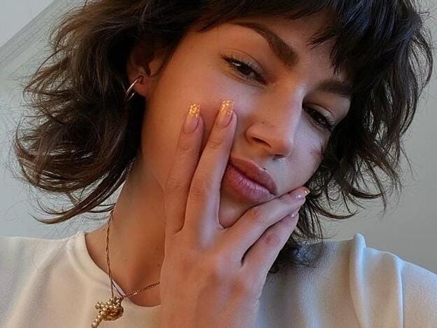 Pincha en la imagen para descubrir 10 esmaltes de uñas con los que hacerte la manicura natural de las famosas en casa./instagram
