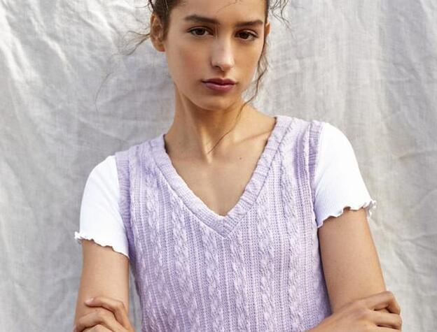 El chaleco de punto, más bonito de la temporada, se lleva con camiseta blanca debajo (y puede ser tuyo por menos de 20 euros)