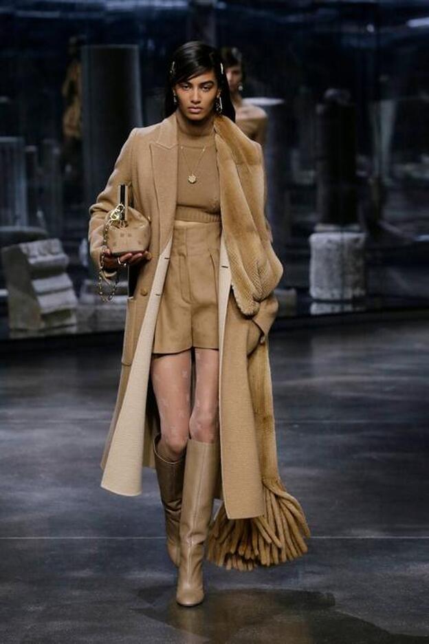 Semana de la moda de Milán: vestirse de camel de pies a cabeza será la tendencia más elegante del próximo otoño y los conjuntos del nuevo desfile de Fendi nos lo demuestran